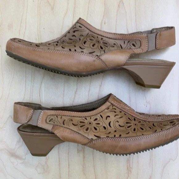 WHITE MOUNTAIN Leather Cut Out Sling Back Clogs Womens 9.5 - Picture 1 of 9